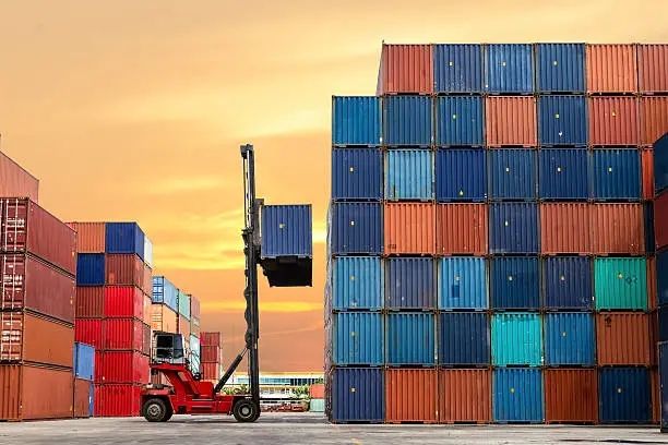 集装箱短缺，沙特达曼港降低进口集装箱50%费用;沙特颁发首批32张物流服务牌照